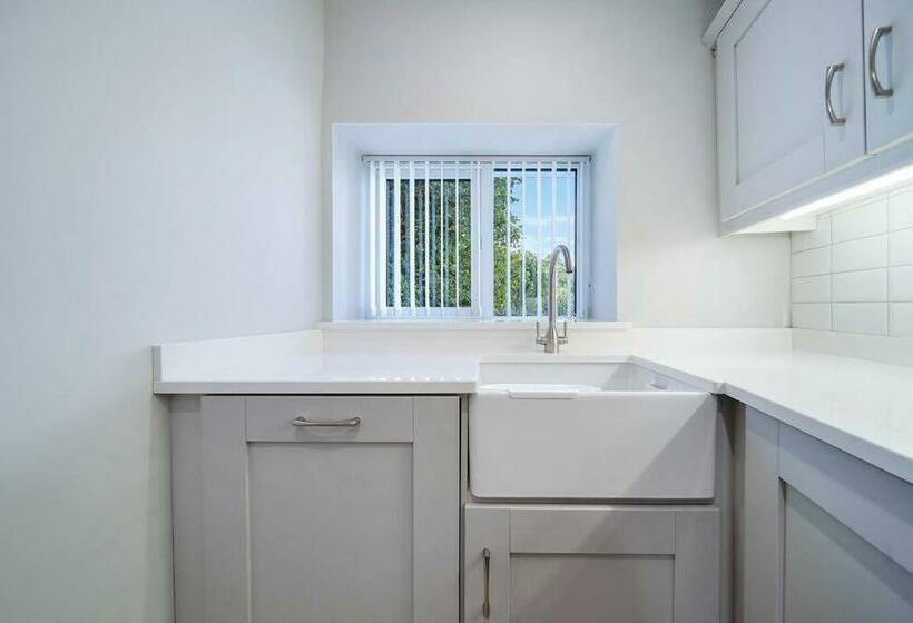 Hilltop View  Sleeping 5 Guests