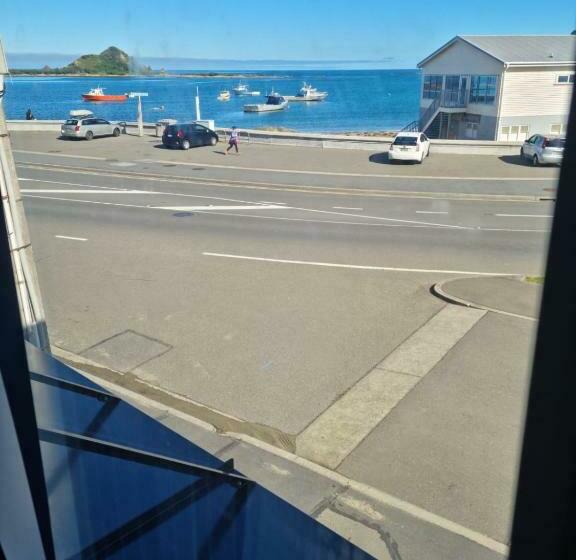 Modern & Cosy Studio Unit On Island Bay Beachfront