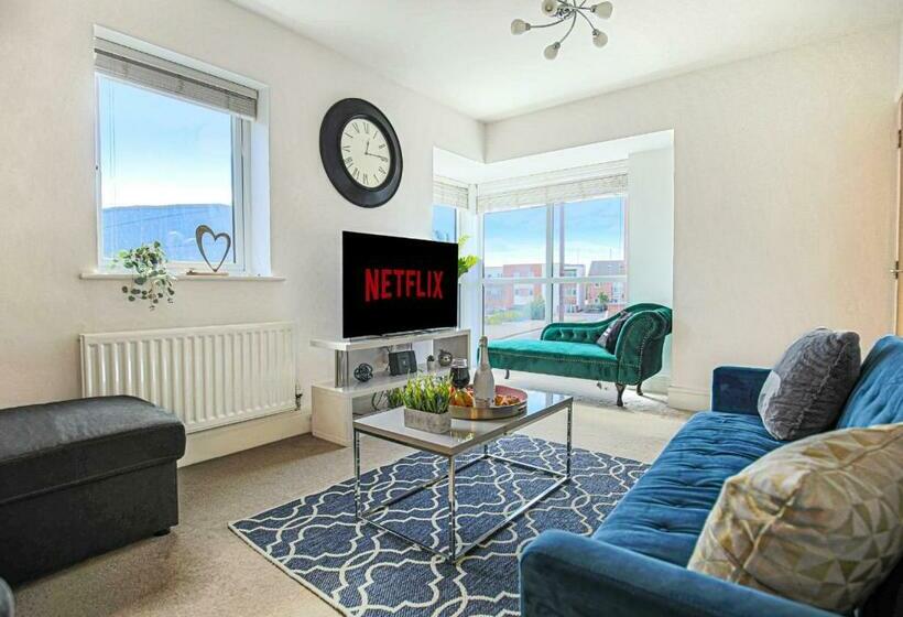 Spacious House   Close To City Centre   Free Parking, Fast Wifi, Smart Tvs With Netflix By Yoko Prop