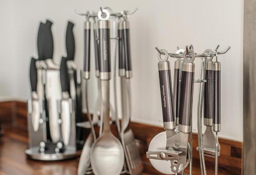 Spacious House   Close To City Centre   Free Parking, Fast Wifi, Smart Tvs With Netflix By Yoko Prop