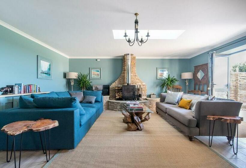 Luxurious Complex: 2 Barns Together Edge Of Frome