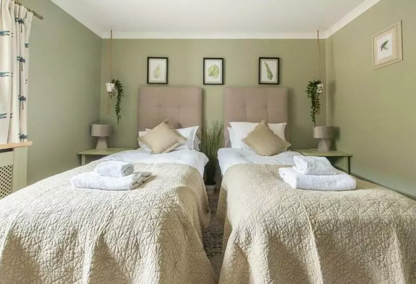 Luxurious Complex: 2 Barns Together Edge Of Frome