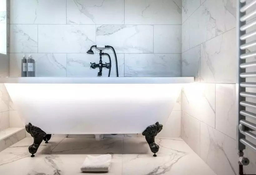 Luxurious Complex: 2 Barns Together Edge Of Frome