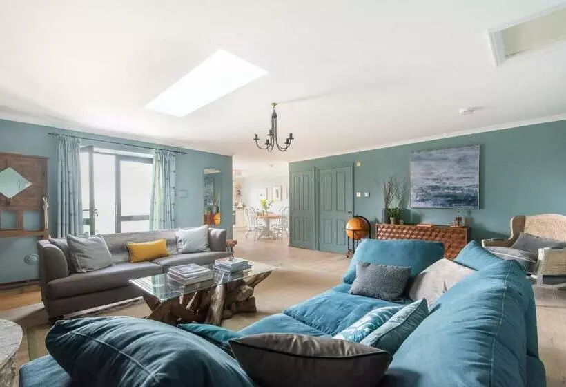 Luxurious Complex: 2 Barns Together Edge Of Frome