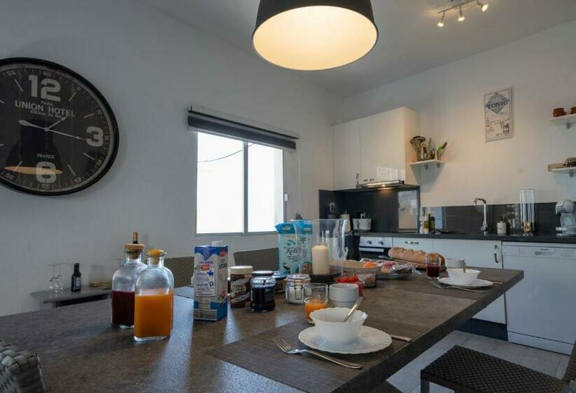 Spacious House With Huge Terrace Facing The Sea