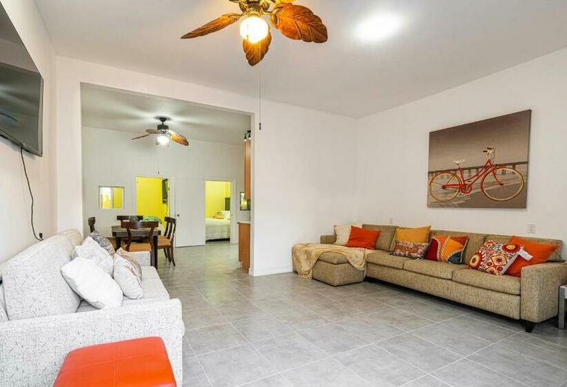 2 Br/ 1 Ba Home, Sleeps 10, 1 Min Walk To Rosarito Beach