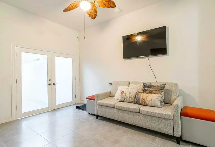 2 Br/ 1 Ba Home, Sleeps 10, 1 Min Walk To Rosarito Beach