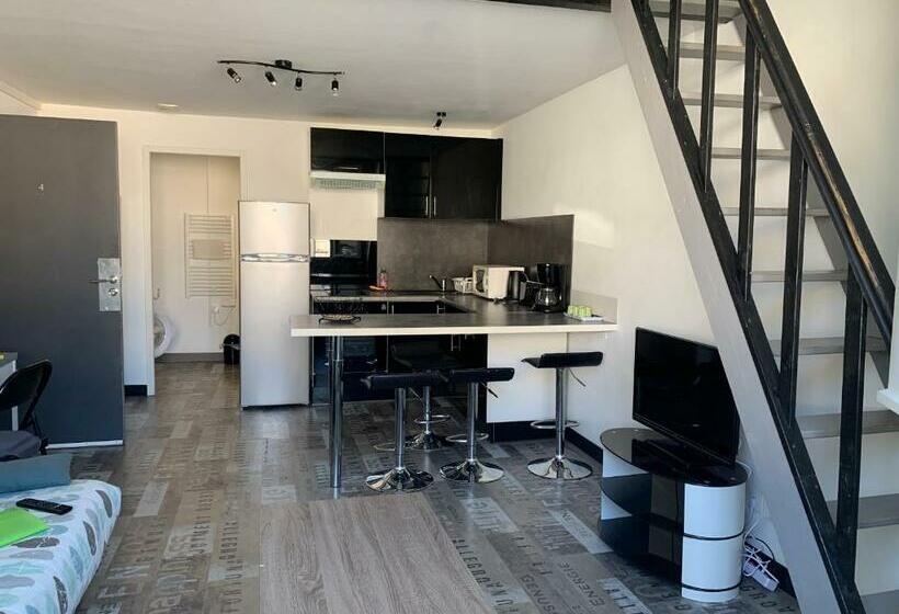 Appartement Tout Confort En Mezzanine à 20mn à Pied Du Centre Ville Avec Tv Et Wifi