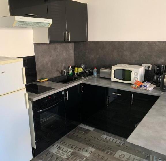 Appartement Tout Confort En Mezzanine à 20mn à Pied Du Centre Ville Avec Tv Et Wifi