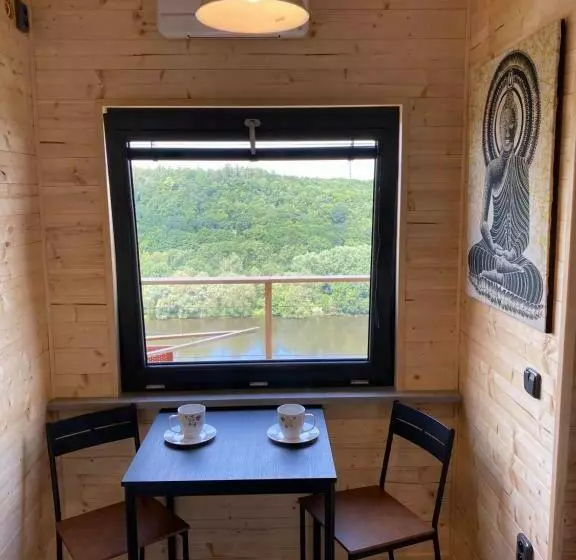 Chatka   A   Vyhlídka Nad řekou