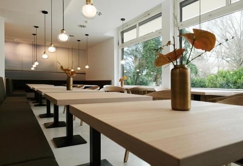 Отель Kurhaus Marienkron