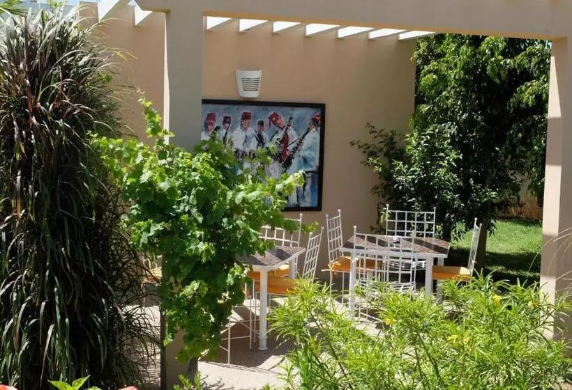 Отель Les Cyprès