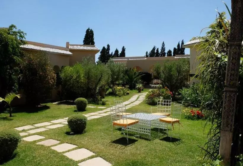 Отель Les Cyprès