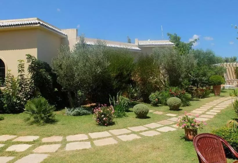 Отель Les Cyprès