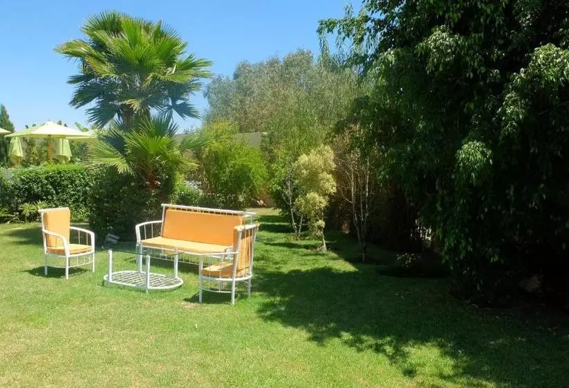 Отель Les Cyprès