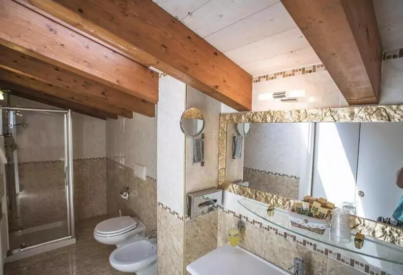 منتجع Borgo Dei Poeti Romantik Wellness & Spa