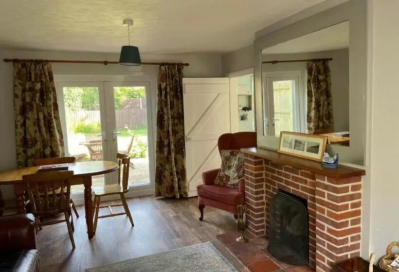 Betty S Cottage   Traditional Norfolk Farm Cottage