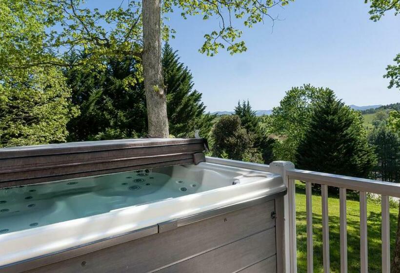 Hot Tub And Mountain Views Just 15 Min To Downtown Asheville!