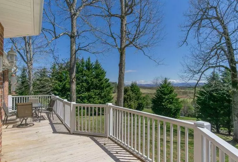 Hot Tub And Mountain Views Just 15 Min To Downtown Asheville!