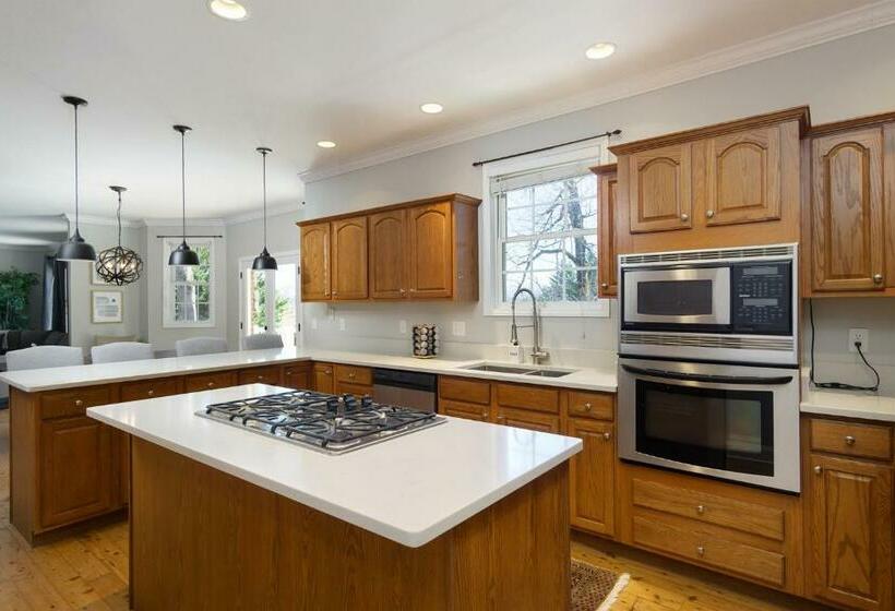 Hot Tub And Mountain Views Just 15 Min To Downtown Asheville!