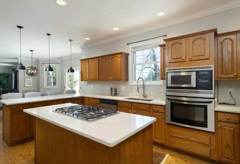 Hot Tub And Mountain Views Just 15 Min To Downtown Asheville!