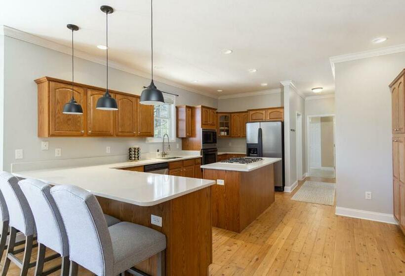 Hot Tub And Mountain Views Just 15 Min To Downtown Asheville!