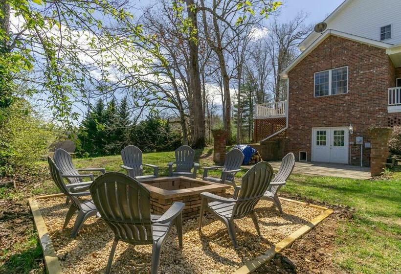 Hot Tub And Mountain Views Just 15 Min To Downtown Asheville!