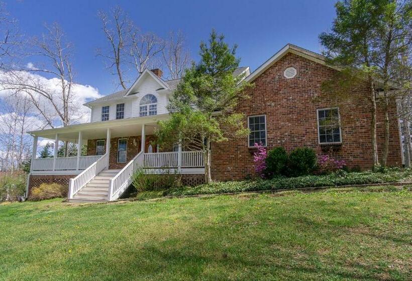 Hot Tub And Mountain Views Just 15 Min To Downtown Asheville!
