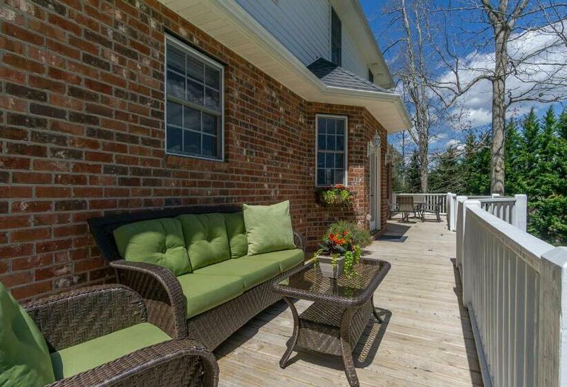 Hot Tub And Mountain Views Just 15 Min To Downtown Asheville!