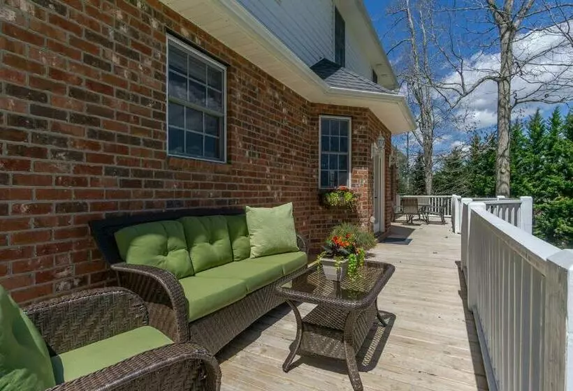 Hot Tub And Mountain Views Just 15 Min To Downtown Asheville!