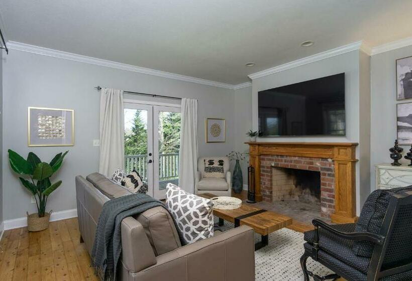 Hot Tub And Mountain Views Just 15 Min To Downtown Asheville!