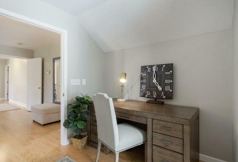 Hot Tub And Mountain Views Just 15 Min To Downtown Asheville!