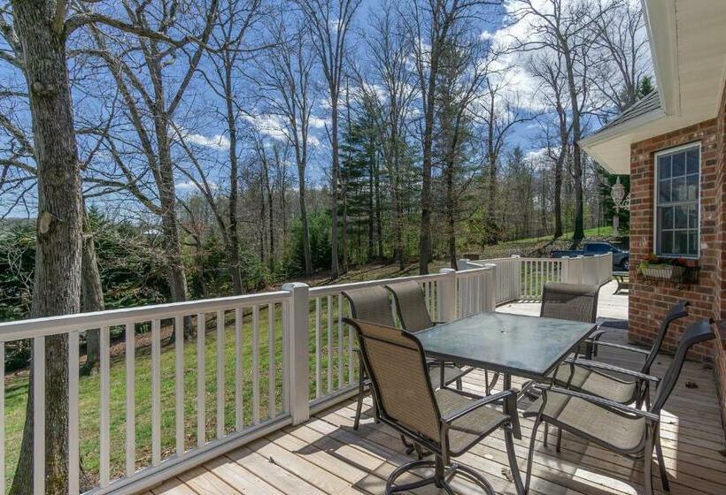 Hot Tub And Mountain Views Just 15 Min To Downtown Asheville!