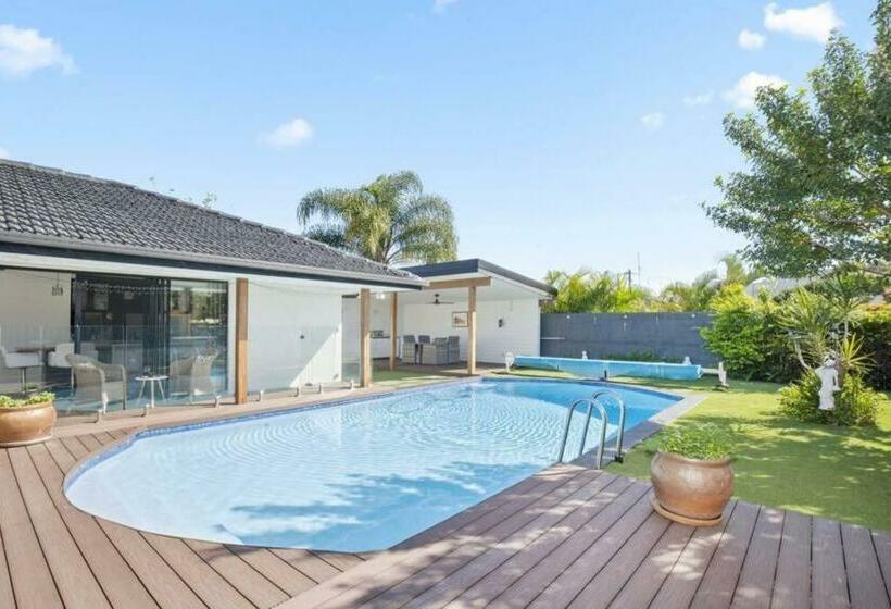 Ultra Modern & Relaxing Inner City 4bed House   With A Private Pool   10mins Walk To Beach
