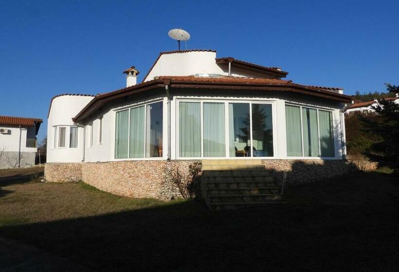 приятна къща за почивка караколев 2