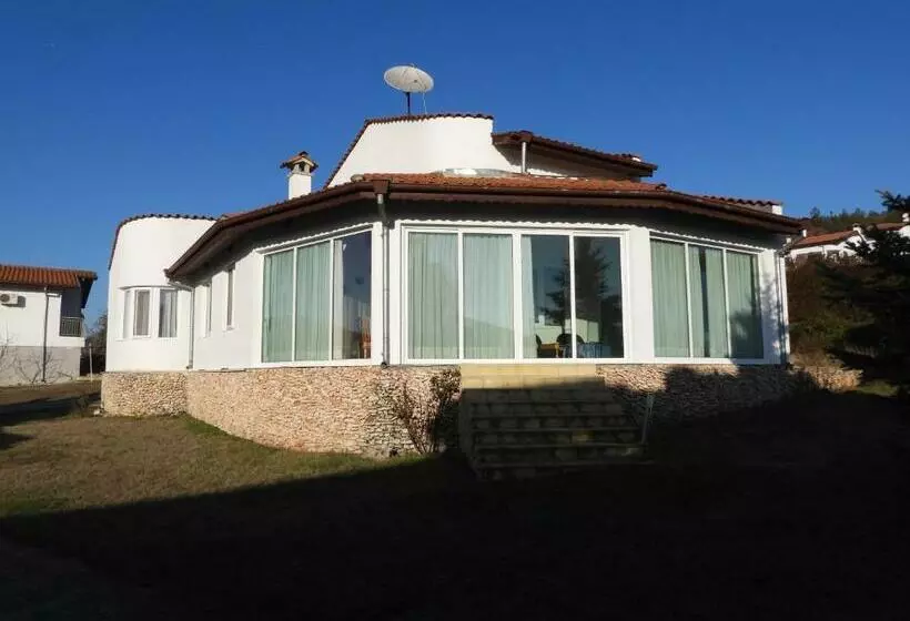 приятна къща за почивка караколев 2