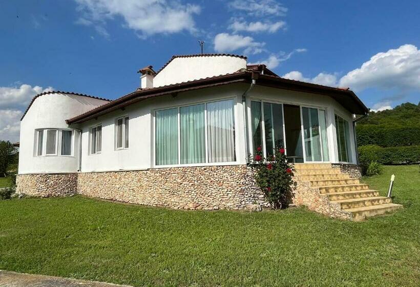 приятна къща за почивка караколев 2