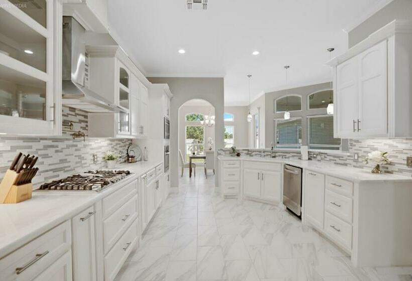 Seaside Serenity Stylish 4 Bedroom Home With Hot Tub, Only 15 Minutes To The Beach & Fast Wifi!