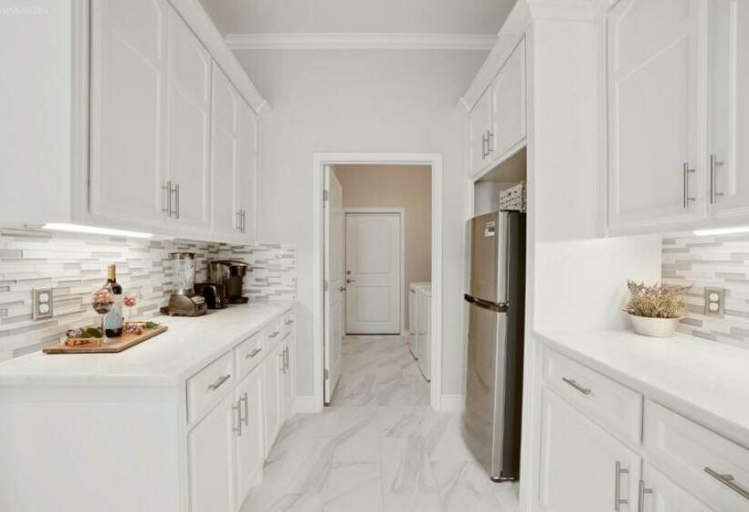 Seaside Serenity Stylish 4 Bedroom Home With Hot Tub, Only 15 Minutes To The Beach & Fast Wifi!