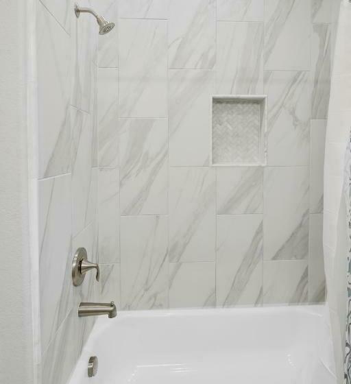 Seaside Serenity Stylish 4 Bedroom Home With Hot Tub, Only 15 Minutes To The Beach & Fast Wifi!