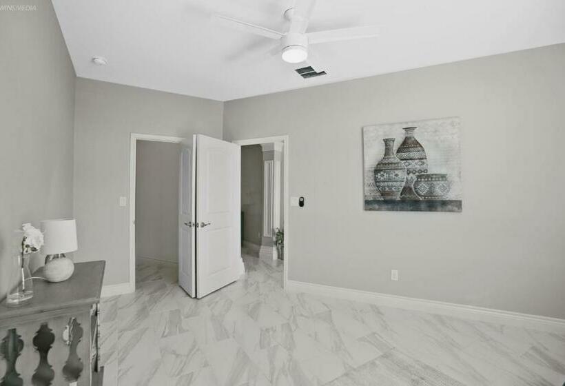 Seaside Serenity Stylish 4 Bedroom Home With Hot Tub, Only 15 Minutes To The Beach & Fast Wifi!