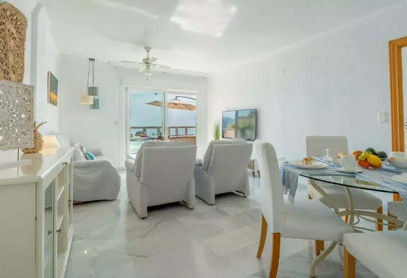 Coral Paradise Apartment With Swimming Pool