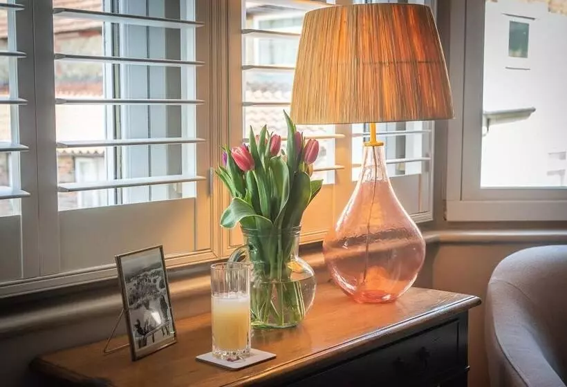 Beautiful 6 Bed Home   Bar & Vast Living Space