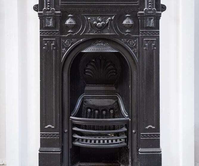 Beautiful 6 Bed Home   Bar & Vast Living Space