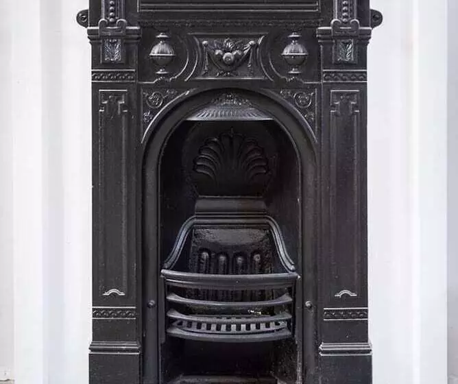 Beautiful 6 Bed Home   Bar & Vast Living Space