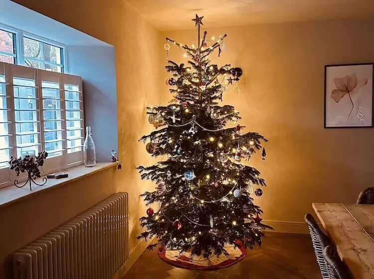 Beautiful 6 Bed Home   Bar & Vast Living Space