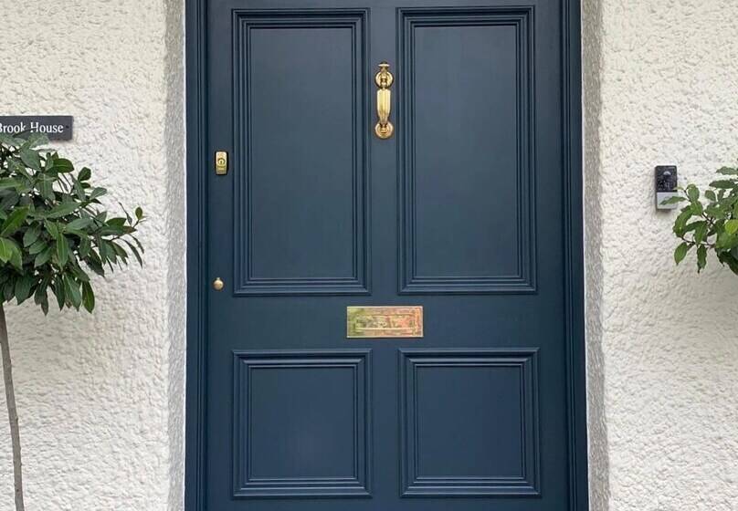 Beautiful 6 Bed Home   Bar & Vast Living Space