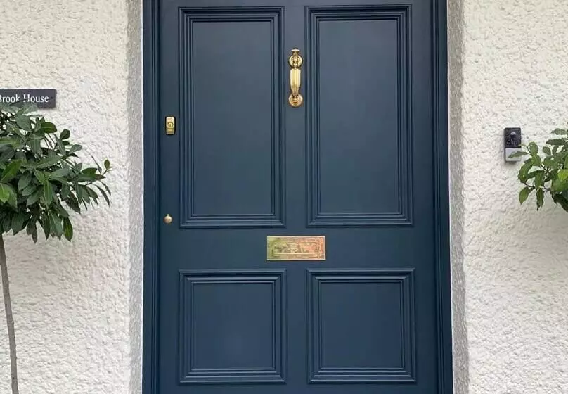 Beautiful 6 Bed Home   Bar & Vast Living Space