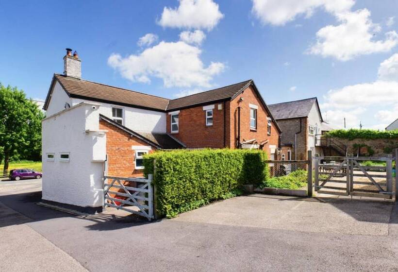 Beautiful 6 Bed Home   Bar & Vast Living Space