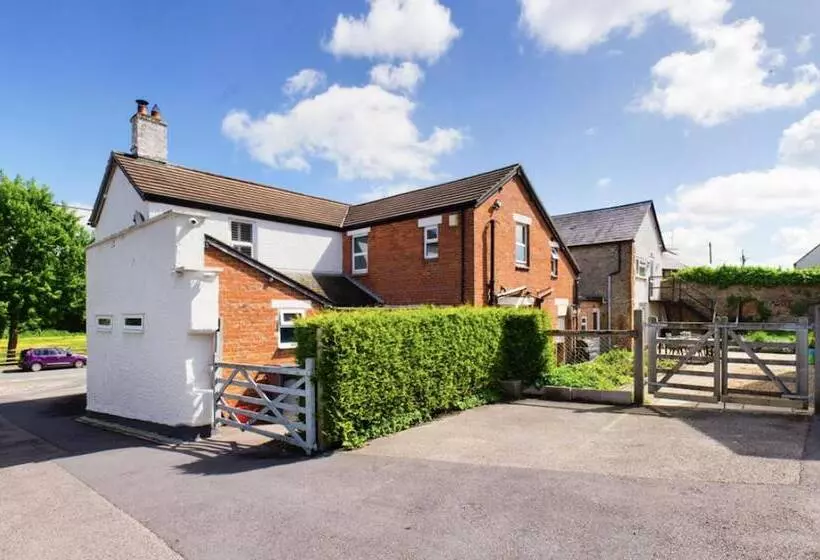 Beautiful 6 Bed Home   Bar & Vast Living Space